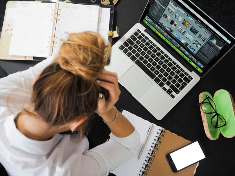 woman at computer stressed